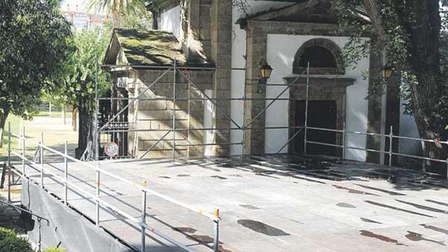 Escenario en el que se celebrará el bicentenario del cementerio de San Amaro. / juan varela