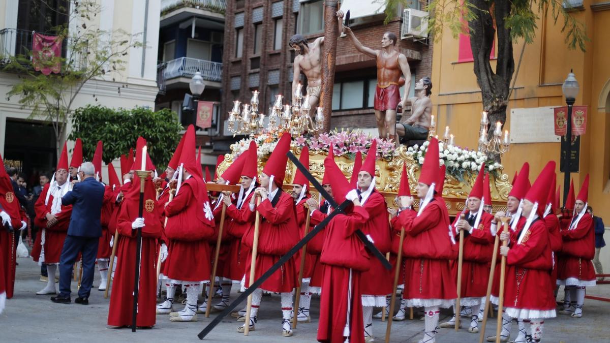 La Flagelación, de Hernández Navarro, sale de Santa Catalina en la procesión de La Caridad, en Sábado de Pasión en Murcia.