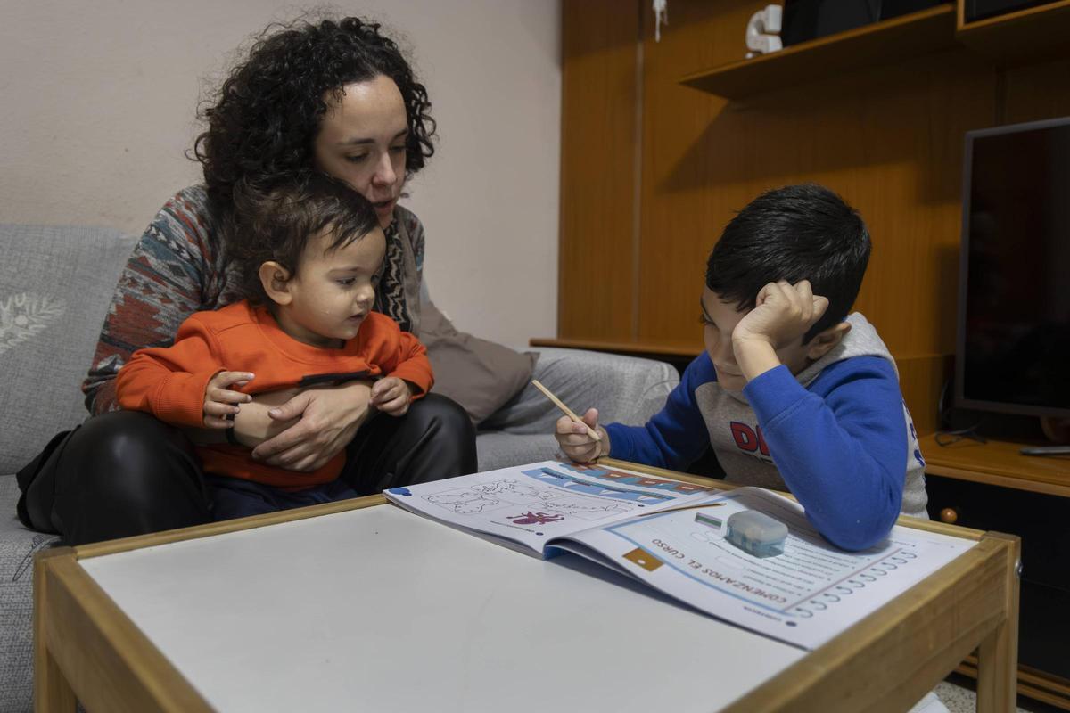 Samir, junto a su madre y su hermano pequeño.