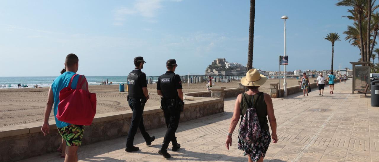 La Policía de Peñíscola colabora con Turisme para detectar la oferta irregular de apartamentos sin registro.
