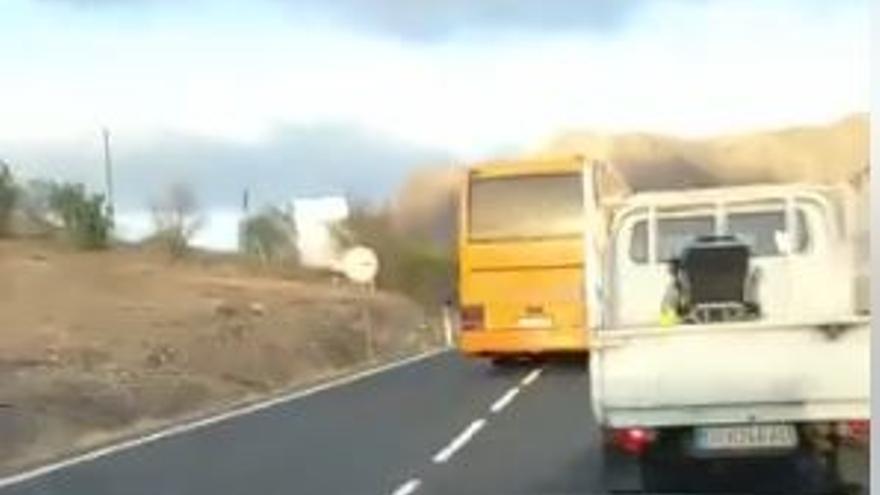 Momento del adelantamiento temerario de la guagua en Fuerteventura en la carretera entre Puerto del Rosario y Morro Jable.