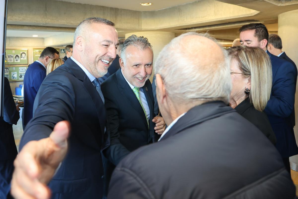 Ramírez saluda a Morales, presidente del Cabildo, en presencia de Ángel Víctor Torres.