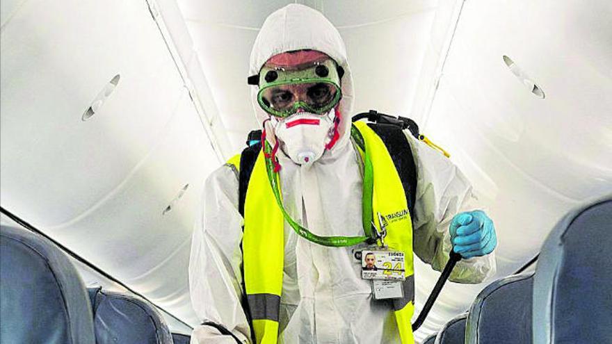 Un operario desinfecta un avión de Air Europa en Mallorca.