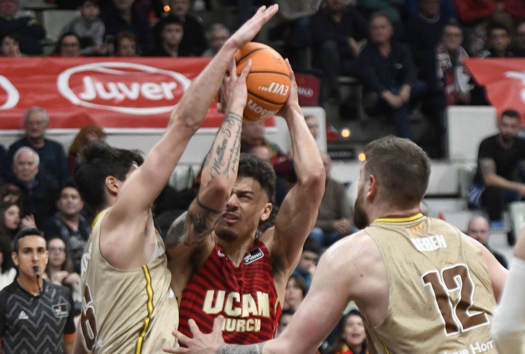 Todas las imágenes del partido del UCAM Murcia contra el Bàsquet Girona