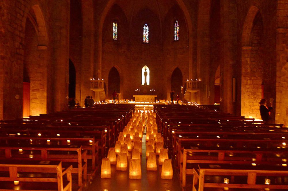 Sis mil espelmes il·luminen l''església de Sant Pere per celebrar el mil·lenari