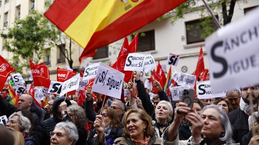 Uns 10.000 simpatitzants recolzen Sánchez a Ferraz, segons el PSOE