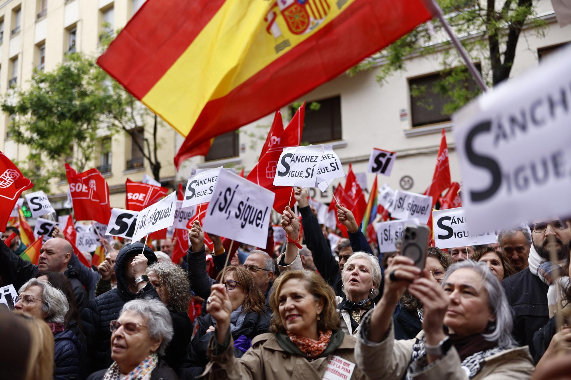 Uns 10.000 simpatitzants i militants del PSOE s'han congregat aquest matí davant la seu central del partit al carrer de Ferraz, a Madrid, per a recolzar al seu líder, Pedro Sánchez, i demanar-li que no deixi la presidència del Govern, han informat a EFE fonts socialistes.