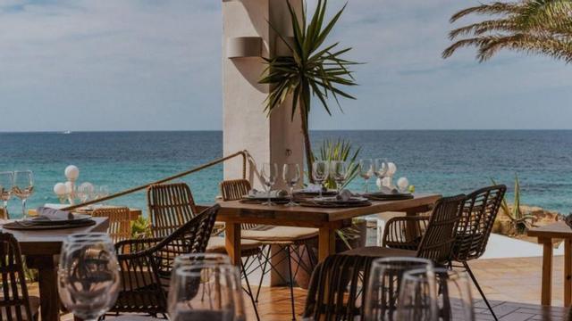 Una terraza abierta al mar en cala tarida | CA’S MILÀ
