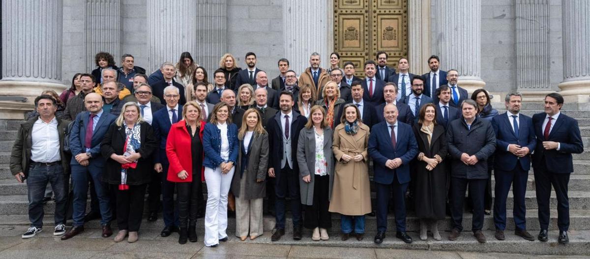 Diputados del PP con la conselleira Ángeles Vázquez y ganaderos, ayer, en Madrid tras la votación en el Congreso. | LOC