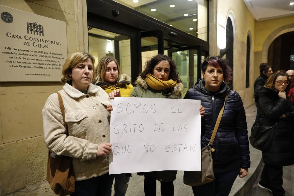 Concentración en Gijón por el asesinato de Lorena Dacuña