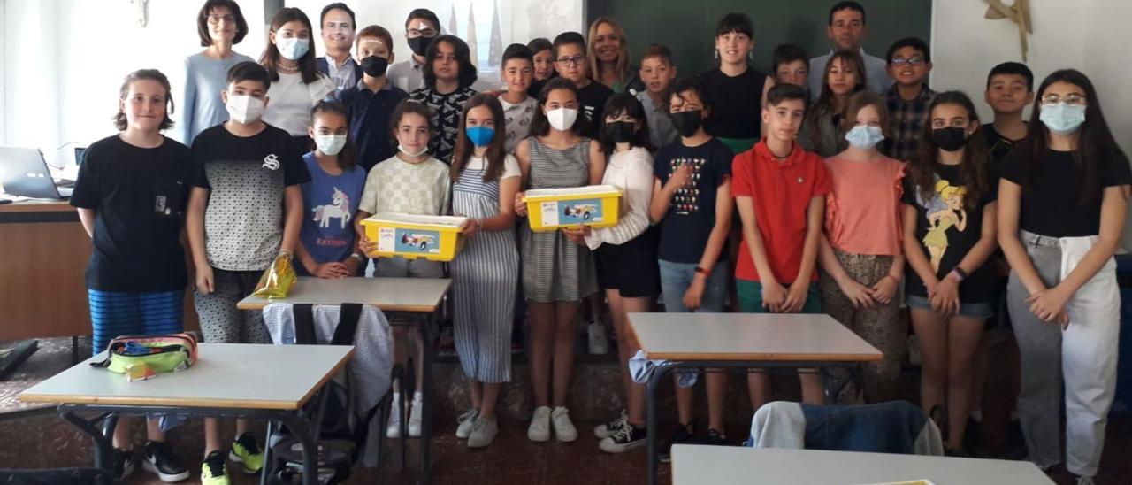 Los alumnos de 6º del Sagrado Corazón de Jesús con su premio.