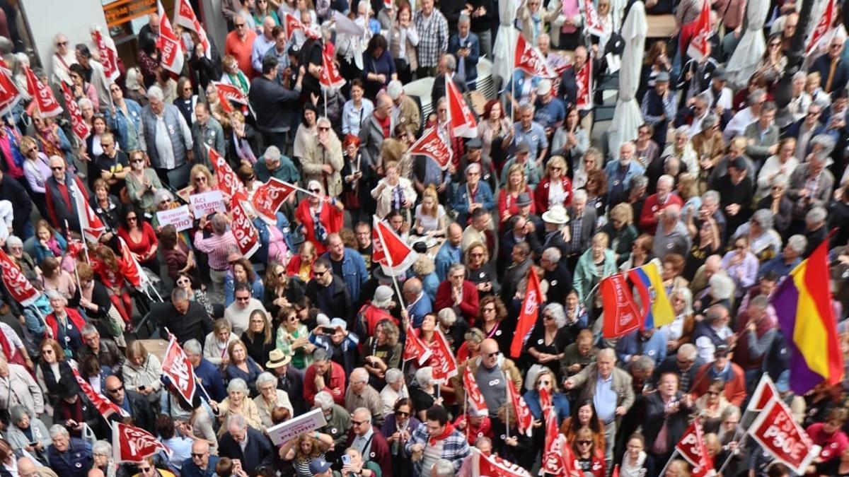 Miles de personas acuden a la sede del PSPV-PSOE en València el pasado domingo.