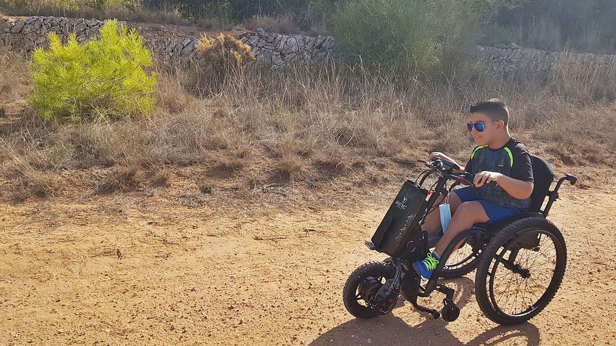 Joan, de paseo por el campo con su bicicleta eléctrica adaptada.