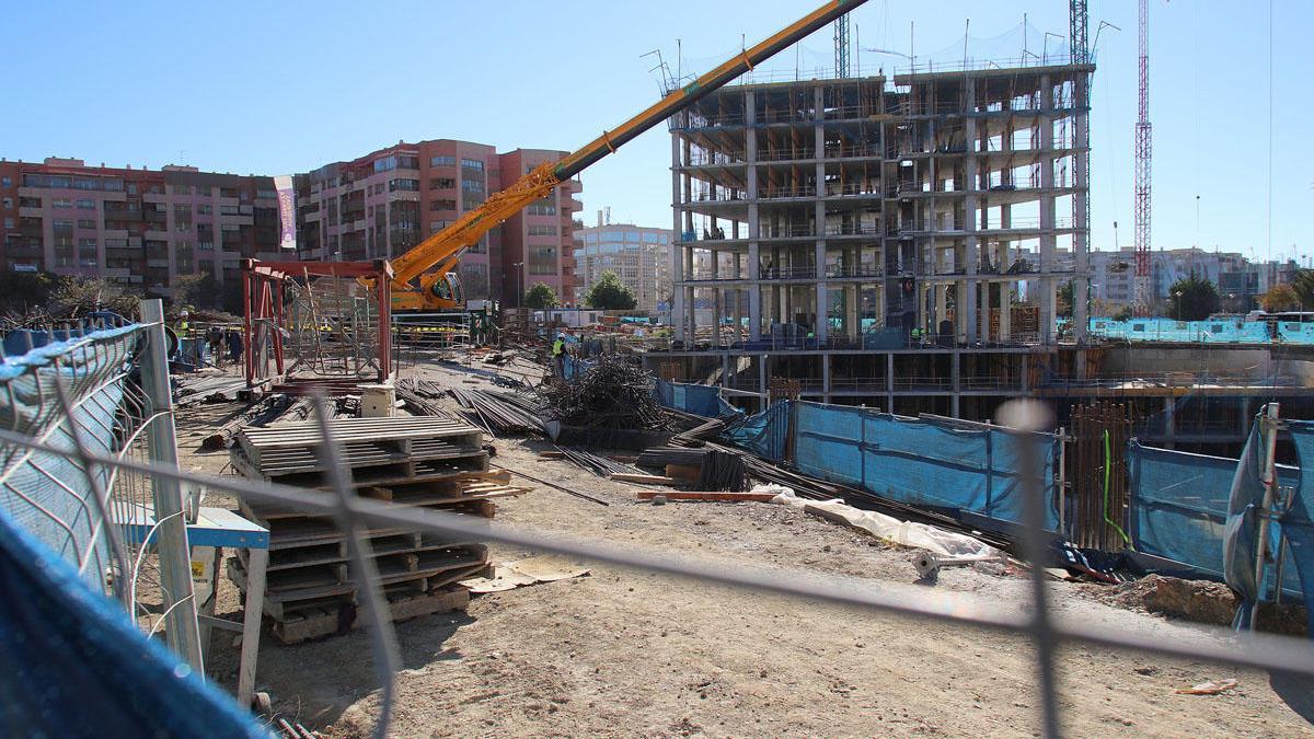 Edificios en construcción en Teatinos.