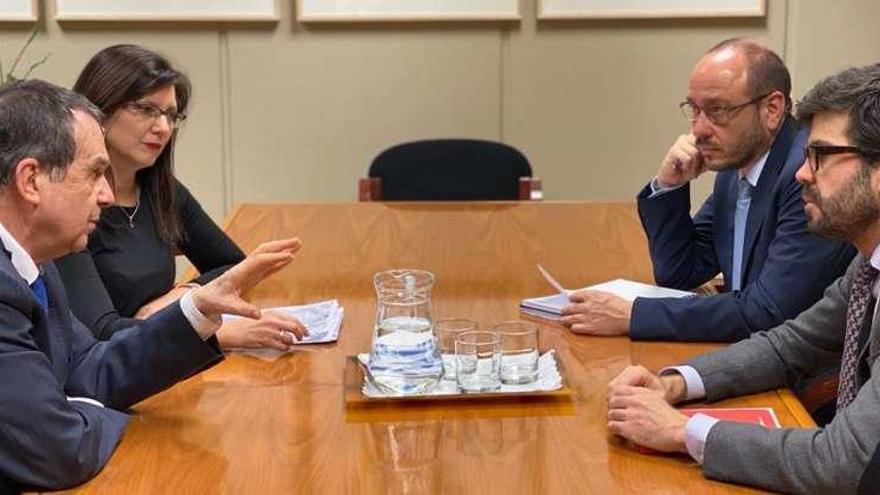 Abel Caballero y María José Caride, en la reunión en Madrid con Raúl Medina y Álvaro Fernández-Iruegas. // FdV