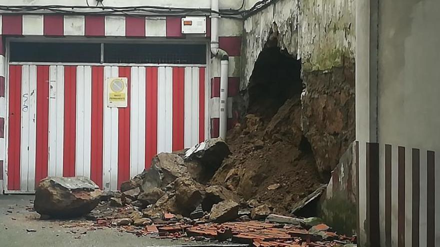 Muro caída en la rúa de la Cerca de A Coruña