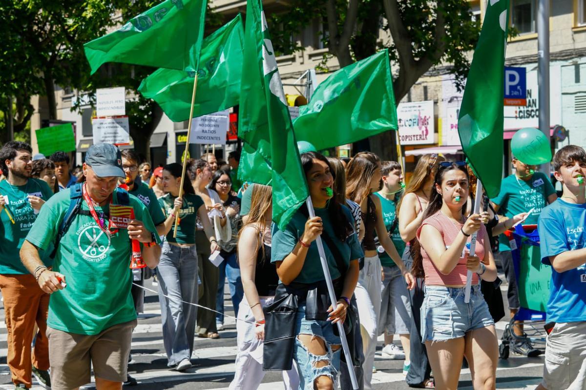 Los estudiantes se manifiestan en el segundo día de huegla por la educación pública.