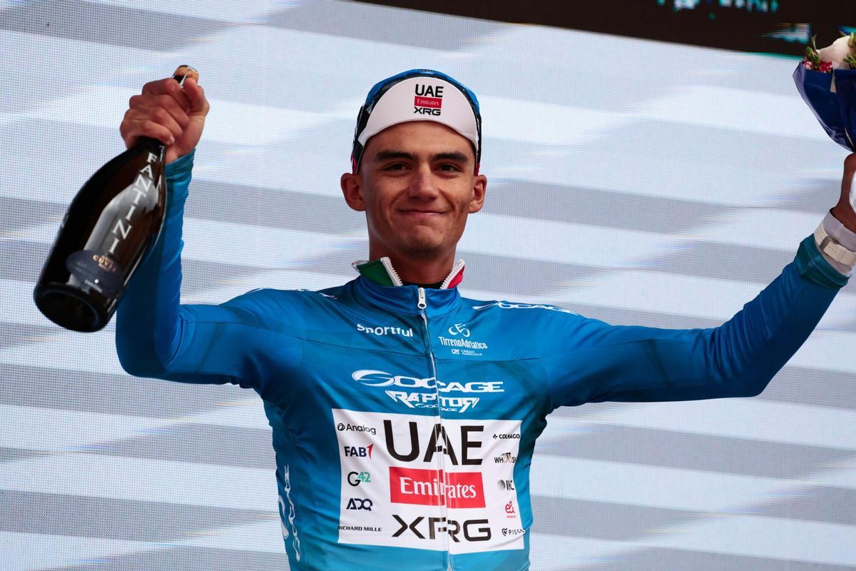 Isaac Del Toro, líder de la Tirreno Adriático