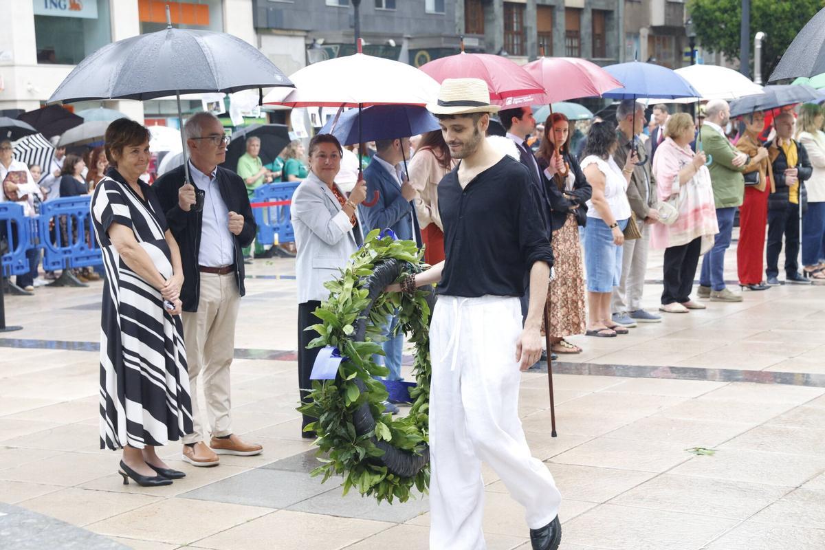 La ofrenda floral a Jovellanos en la plaza del Seis de agosto de Gijón, en imágenes