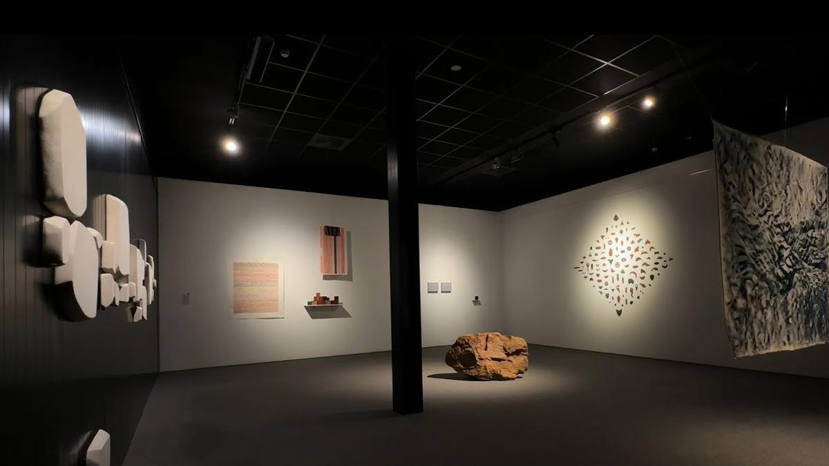 Vista de la exposición "Lo que es eterno", en el Centro de Arte Rupestre Tito Bustillo.