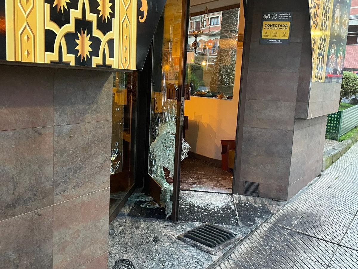 La cristalera del local después del asalto.