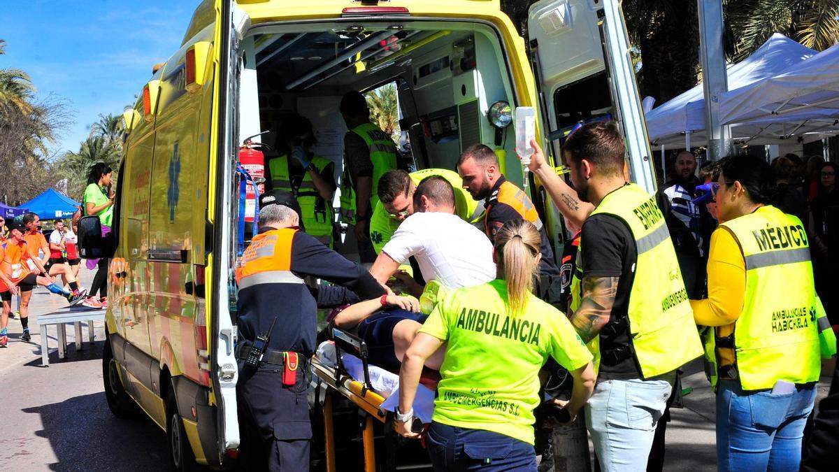 El atleta fallecido, en el momento de ser subido a la ambulancia que lo ha trasladado al Hospital General de Elche, donde ha fallecido minutos después