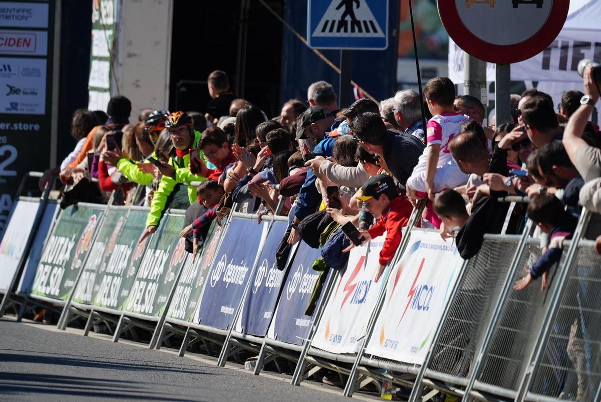 El público pozoalbense sigue la carrera en la zona de meta.