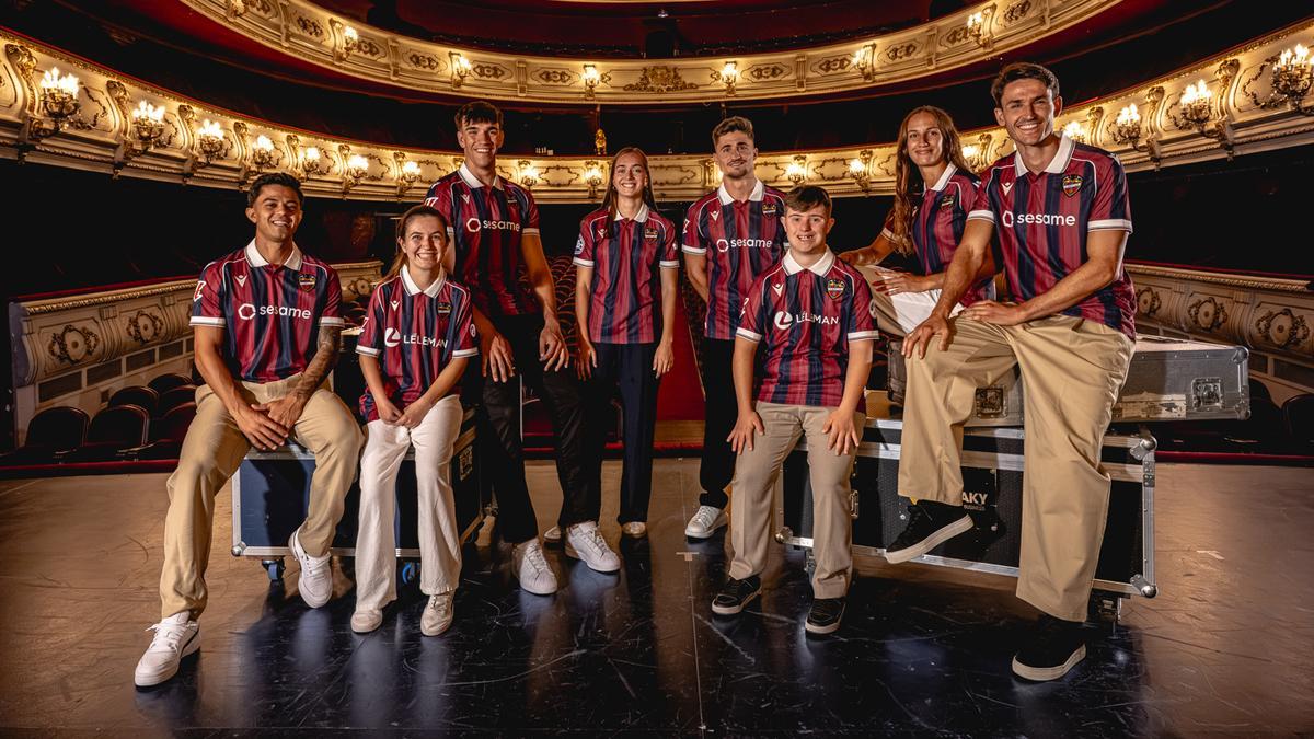 El Levante UD presenta sus nuevas camisetas para la 26/27
