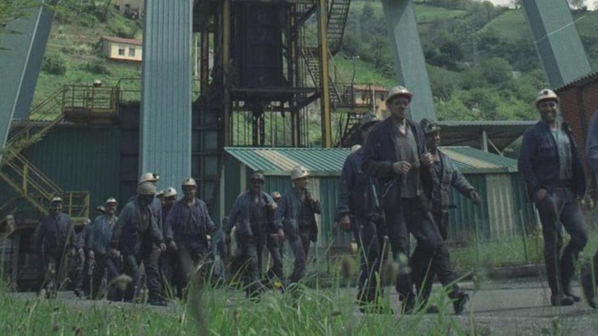 Mineros a la salida de un relevo en el pozo Santiago, en Caborana (Aller), en 2008.