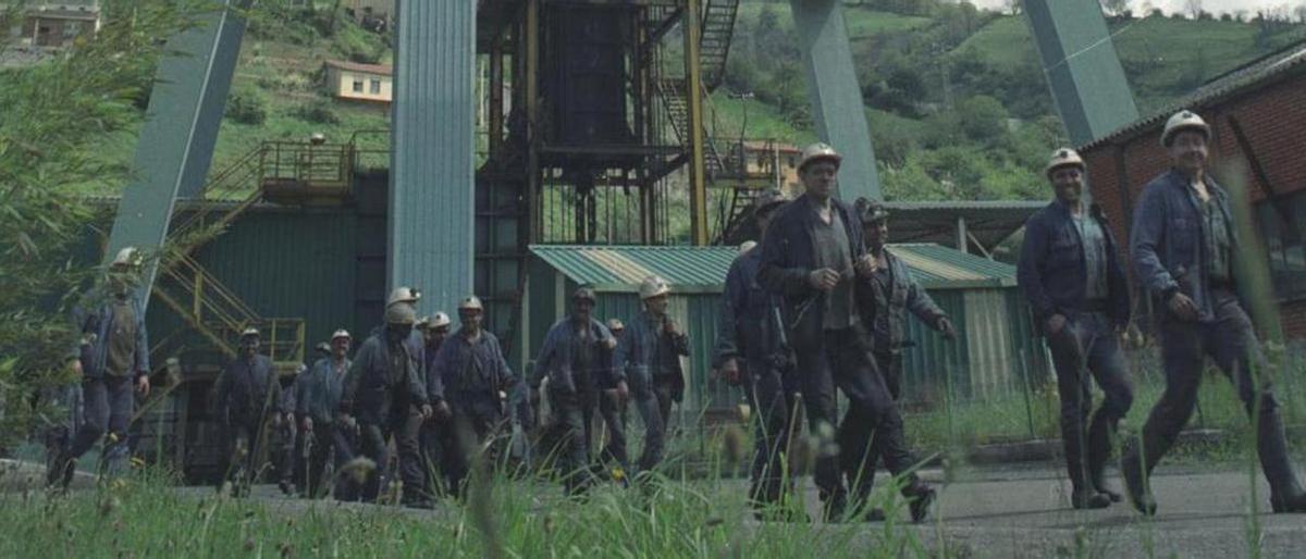 Mineros a la salida de un relevo en el pozo Santiago, en Caborana (Aller), en 2008.