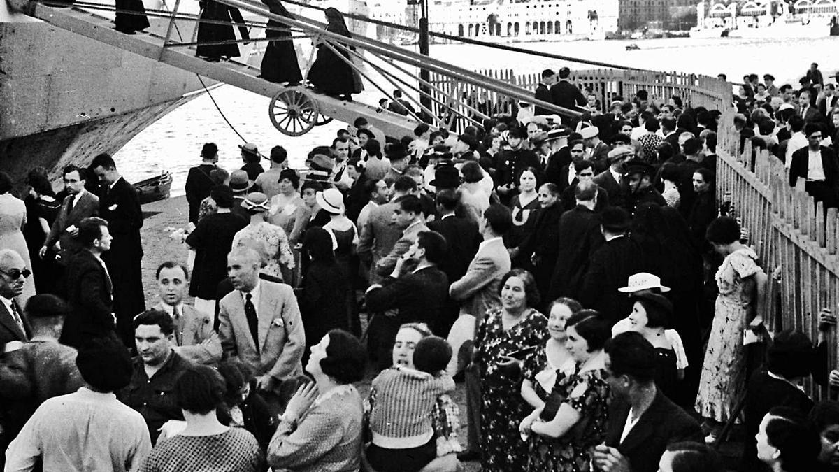 Exiliados de derechas autorizados a salir por el puerto de Barcelona en julio de 1936.   | // FDV