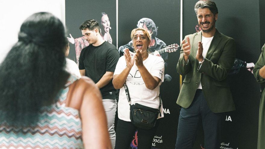 Luis Yeray Gutiérrez con la comunidad gitana en el municipio. |