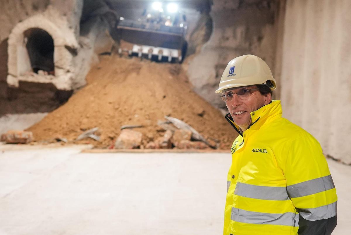 Almeida este lunes en el punto donde se han enlazado los dos túneles exacavados en dirección a Madrid.