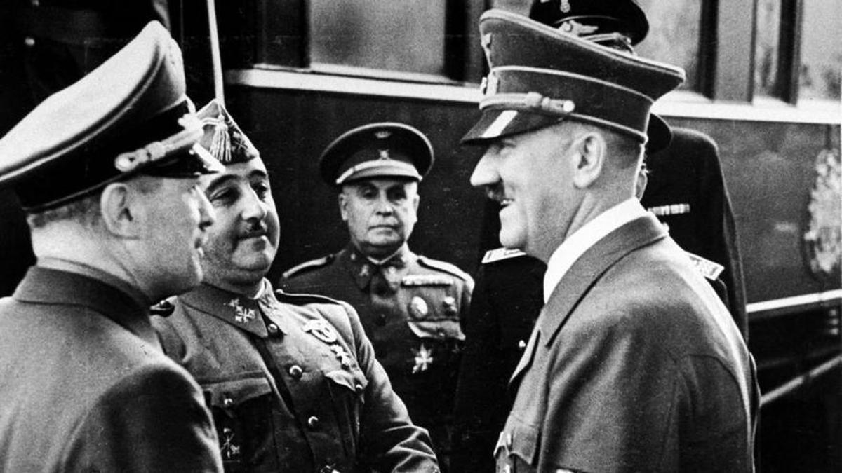 Saludo entre Francisco Franco y Adolf Hitler en la estanción de Hendaya en 1940.