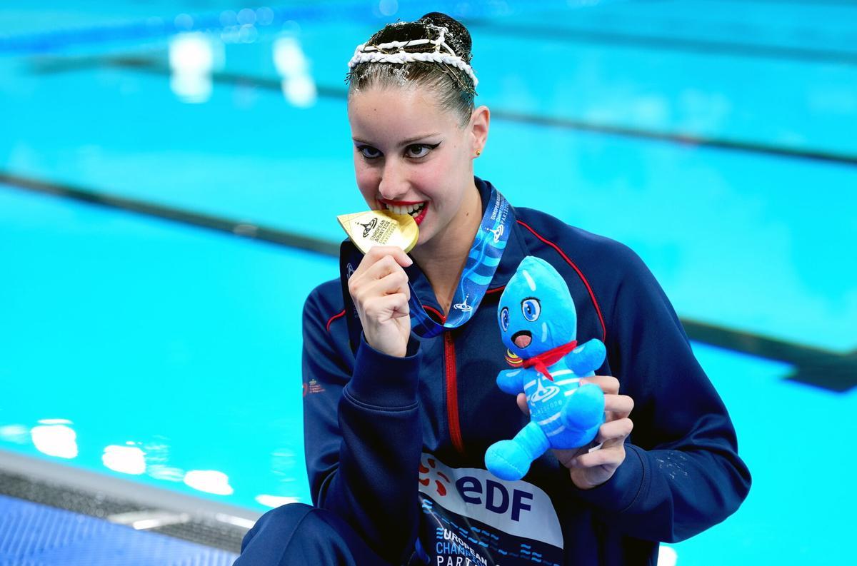 Campeonato de Europa de natación artística de París. Iris Tió en el podio con la medalla de oro en el solo técnico, la primera para una española desde que la disciplina se incorporó al programa continental en 2016. También consiguió la medalla de plata por equipos. PARIS (France), 04/08/2026.- Iris Tio Casas of Spain poses with her gold medal after the podium ceremony of Women's Solo Technical final of of the Artistic Swimming at the European Aquatics Championships in Paris, France, 04 August 2026. (Francia, España) EFE/EPA/FRANCO ARLAND