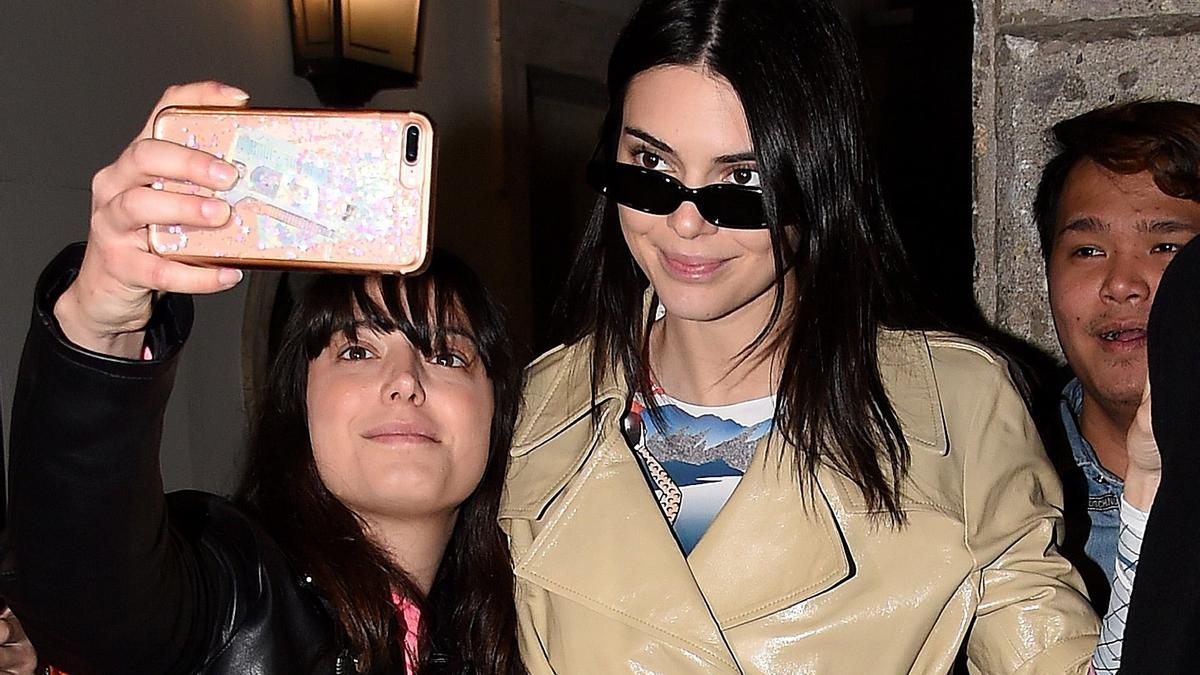 Kendall Jenner arropada por sus fans en Milán