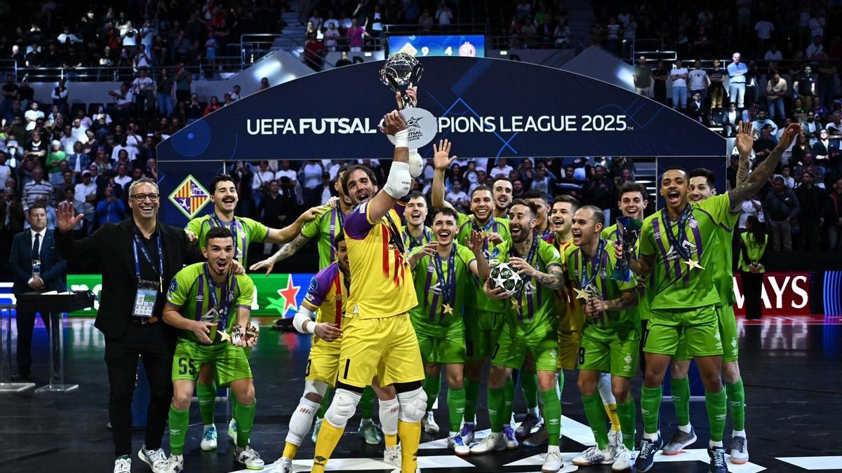 El illes Balears Palma Futsal levantando su tercera Champions League