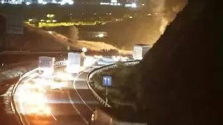 Un vehículo incendiado corta un carril de la A-7 en La Ñora y complica el tráfico hacia Espinardo