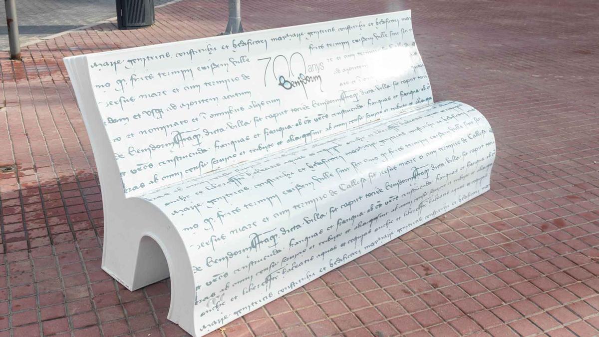 El banco recoge un fragmento de la Carta Pobla de Benidorm.