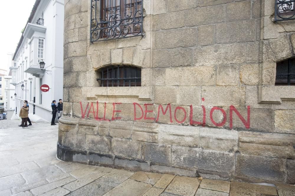 El inmueble de la familia Franco, catalogado con la máxima protección monumental, apareción con pintadas el pasado 20N. Operarios comenzaron a limpiarlo con agua y arena a presión sin autorización.