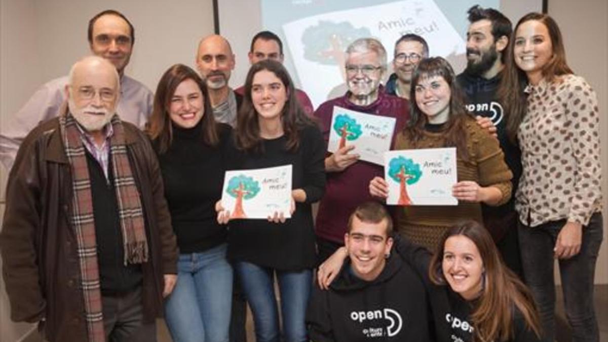 Presentación  8 Voluntarios de Open Cultural, con el libro 'Amic meu'.