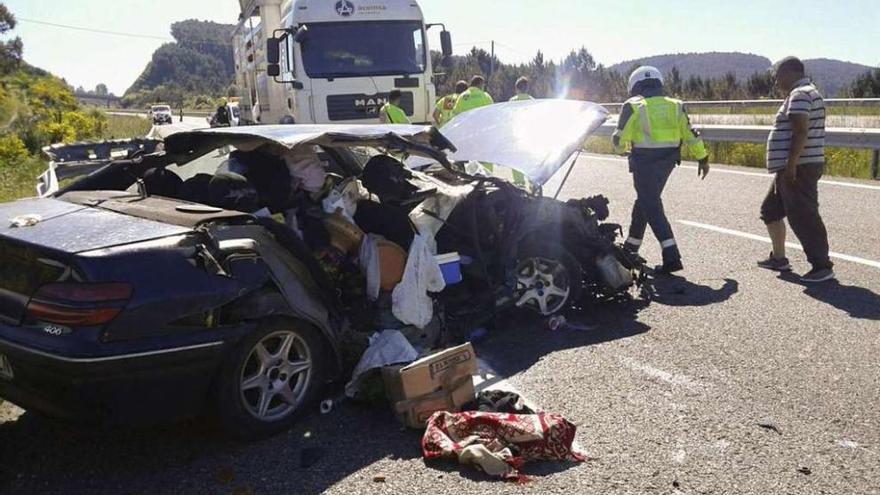 Evacuan al hospital de Verín a un conductor herido tras colisionar contra un camión de mantenimiento de la A-52