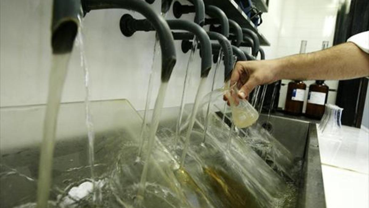 Análisis del agua en una planta de tratamiento de Agbar.