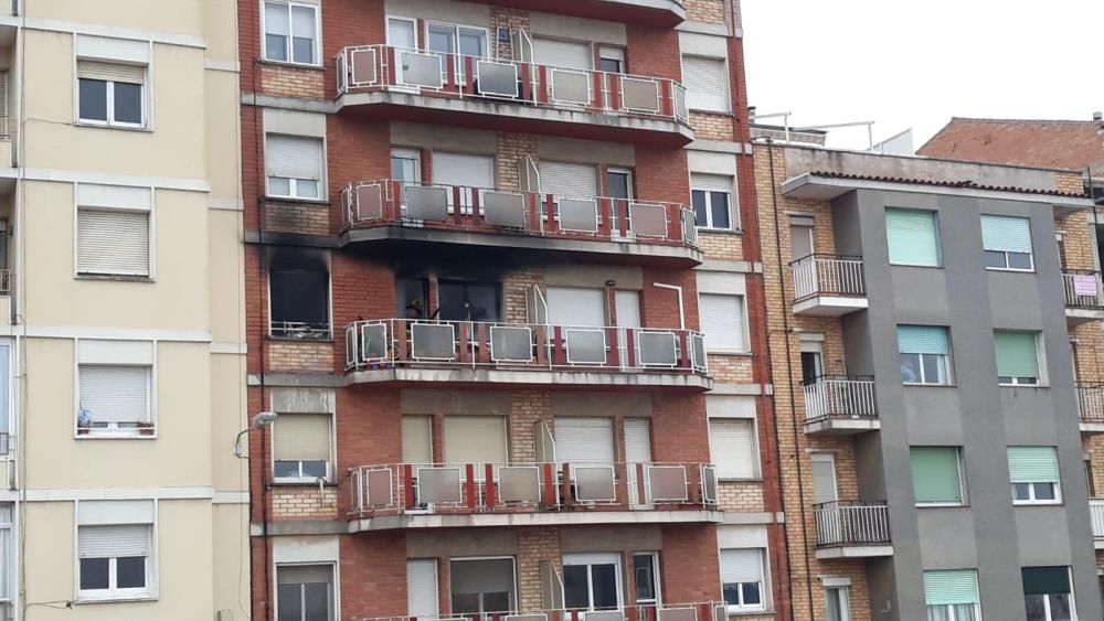 Un incendi afecta un bloc de pisos a la carretera