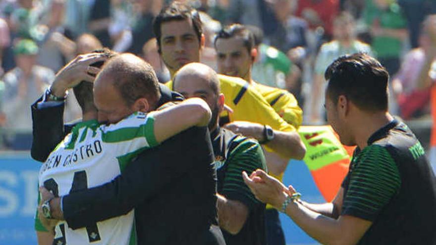 El técnico del Betis Mel abraza a Rubén Castro, tras anotar el grancanario el 2-0 y alcanzar los 100 tantos.