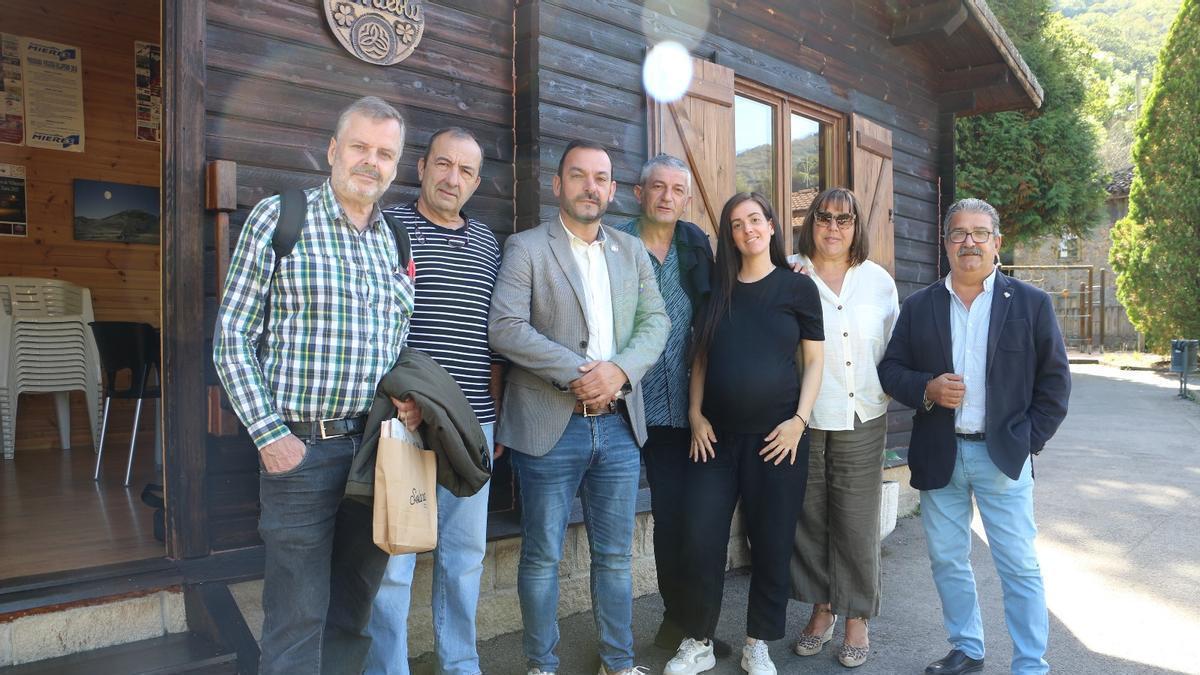 Por la izquierda, Juan González, Andrés Fernández, Manuel Ángel Álvarez (Alcalde), Luis García, Esther Sçanchez, Encarnita Morán y Luis Ángel Vázquez Maseda.
