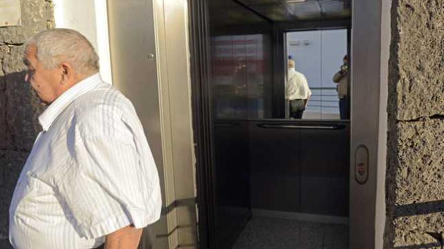 Un ciudadano, ayer, saliendo del ascensor de acceso al consultorio. | javier fuentes