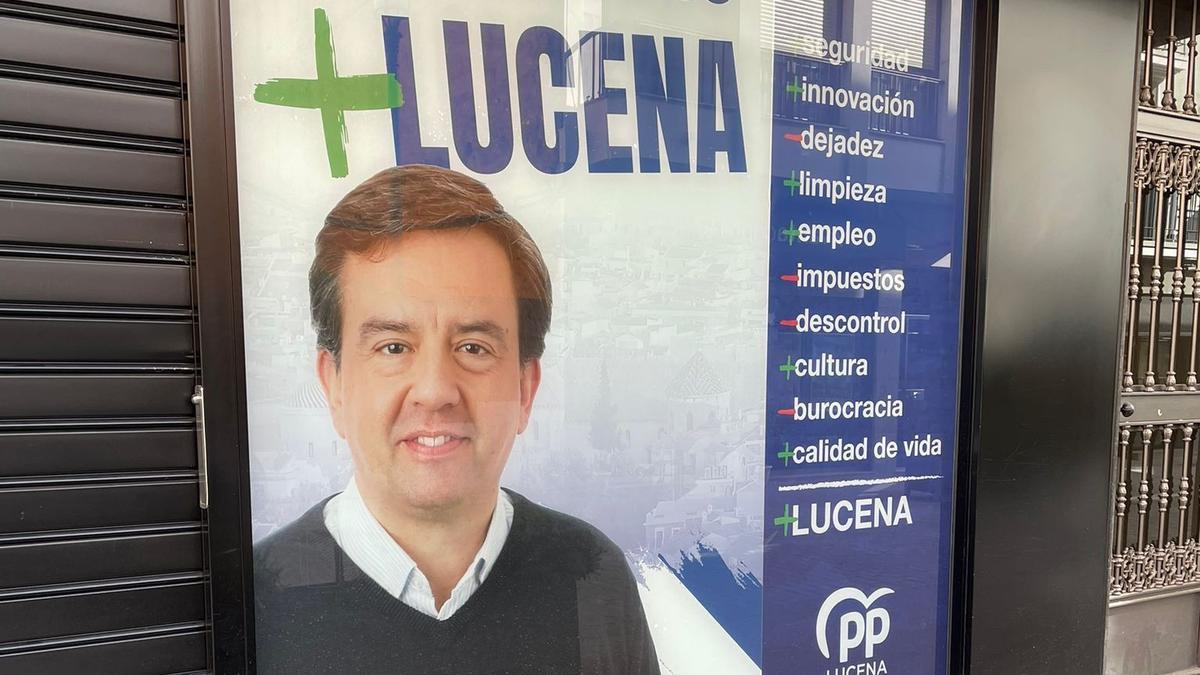 Cartel del candidato popular de Lucena colocado en la calle El Peso.