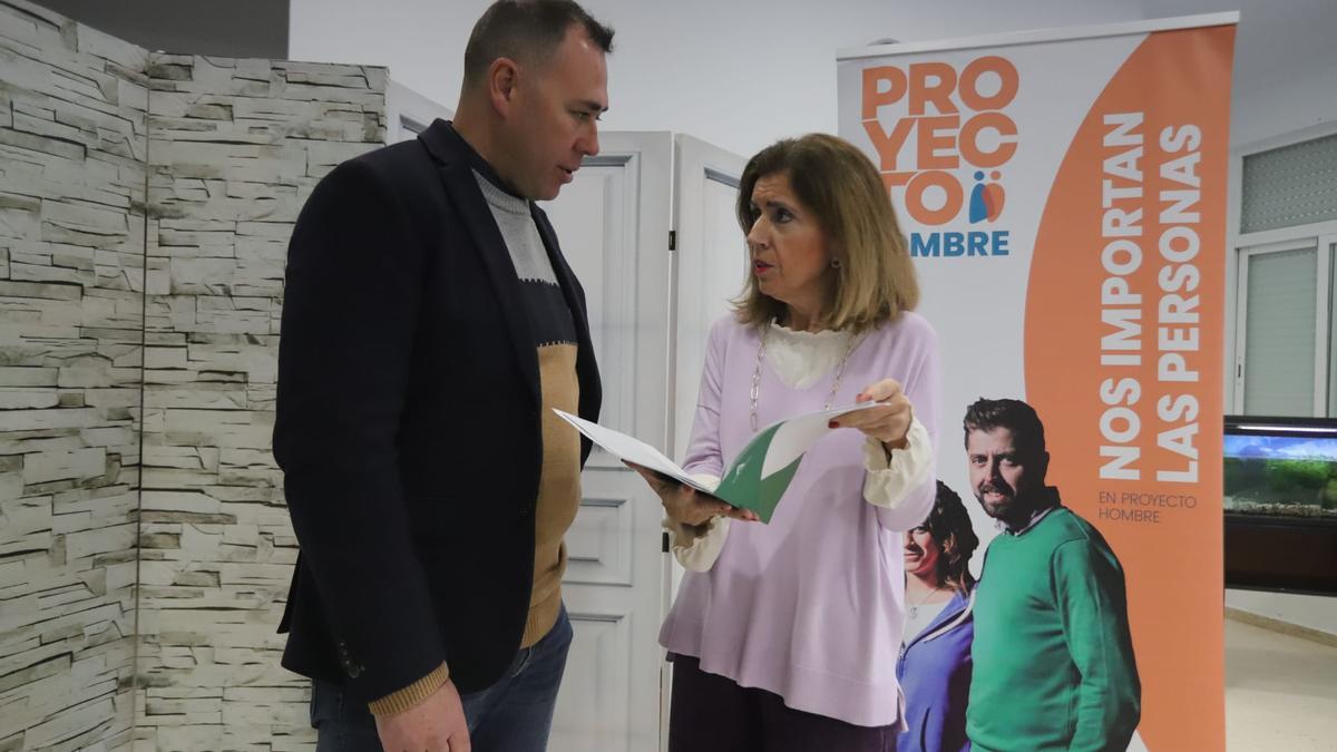 El director de Proyecto Hombre, Jesús Tamayo, y la delegada de Salud de la Junta de Andalucía en Córdoba, M.ª Jesús Botella