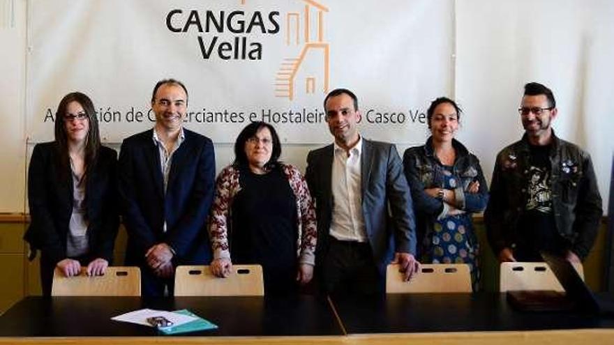 Integrantes de Cangas Vella y el edil José Luis Gestido.  // G. Núñez